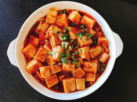  Bozhou Mapo Tofu: Den Himmelska Smaksensationen Med En Spridsång av Kryddor och Textur!