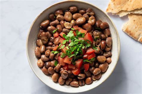  Ful Medames – Den Kräftiga Egyptiska Fasan som Uppmuntrar till Glädje och Dans!