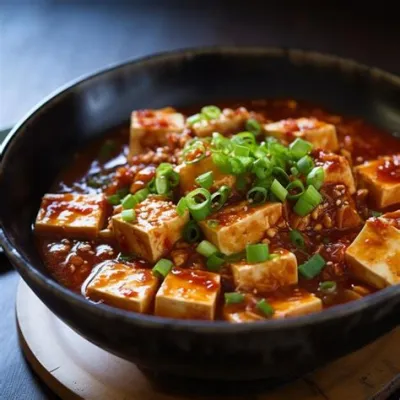  Deyang Spicy Noodles med Tofu - En Svärande Kryddig Upplevelse för Äventyrliga Smaksnötare!