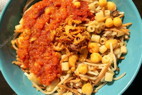  Kushari! En kryddig symfoni av korn, bönor och lök som kommer att få dina smaklökar att dansa.