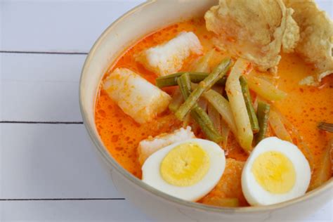  Lontong Sayur: En kryddig och krämig soppa som tröstar själen!