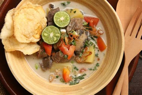  Soto Betawi! Den kreativa blandningen av kokosmjölk och kryddor som smälter i munnen.